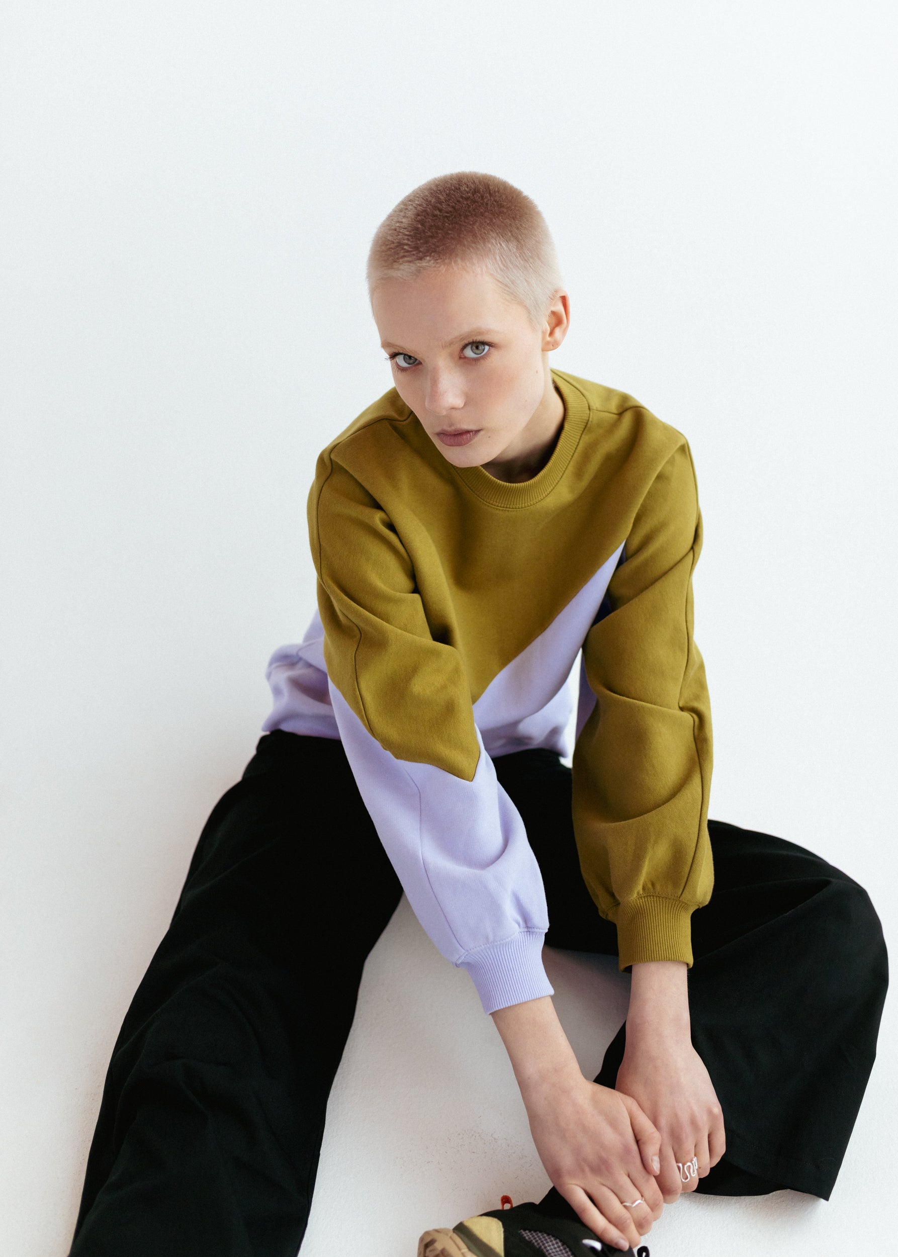 Black workwear trousers and asymetrical colorblock sweatshirt in organic cotton