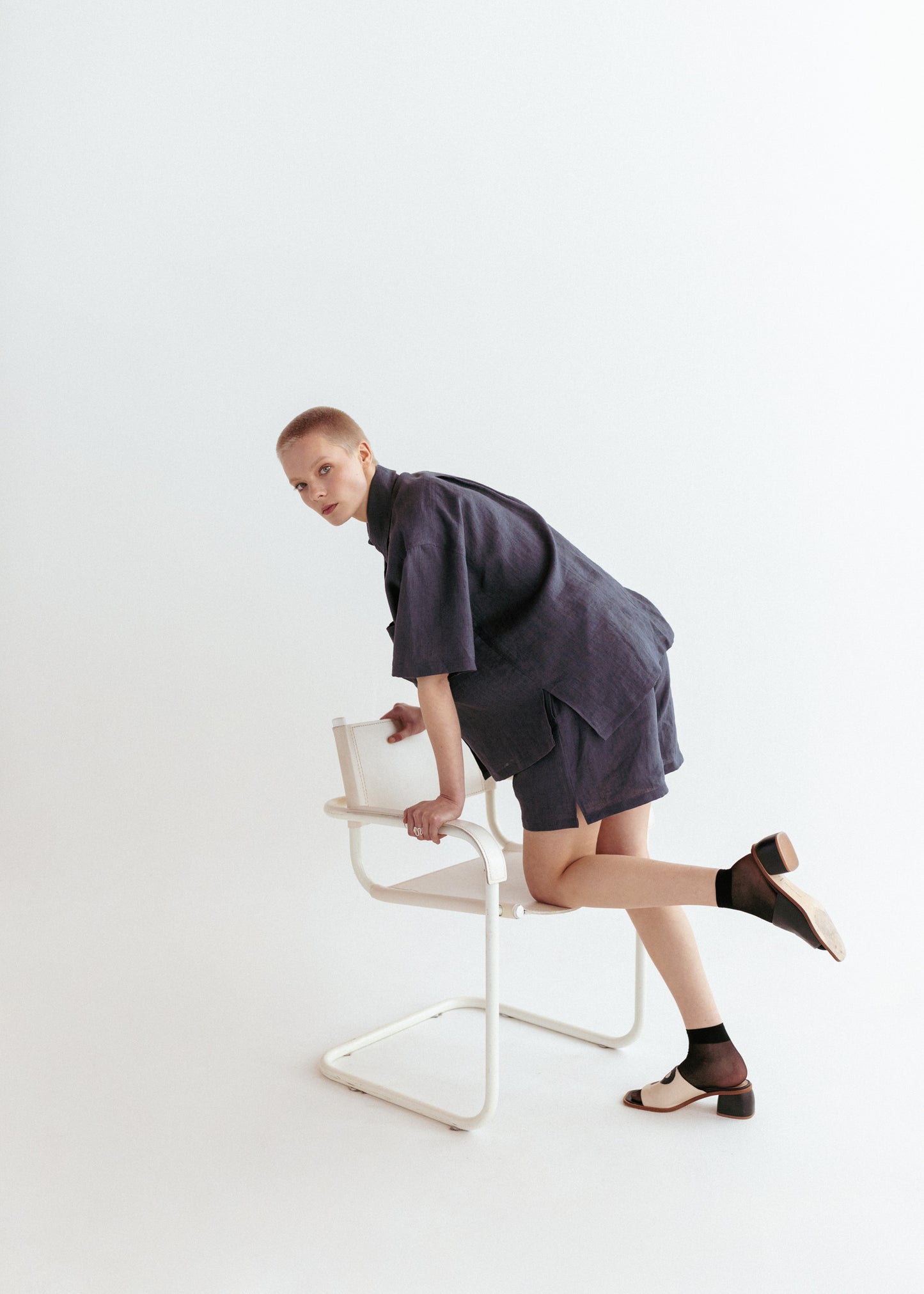 Relaxed linen shorts and shirt in asphalt grey