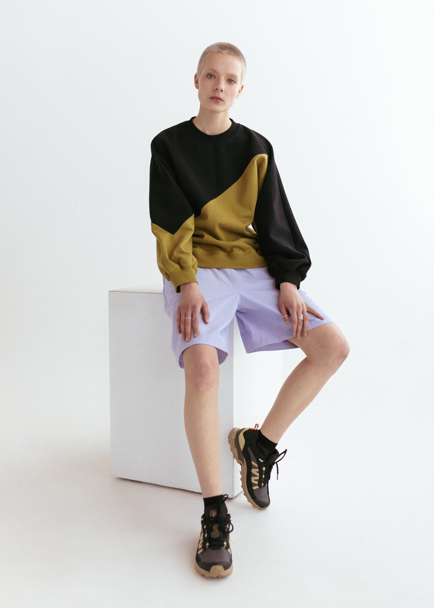 Gigi Sweatshirt in Black and Olive