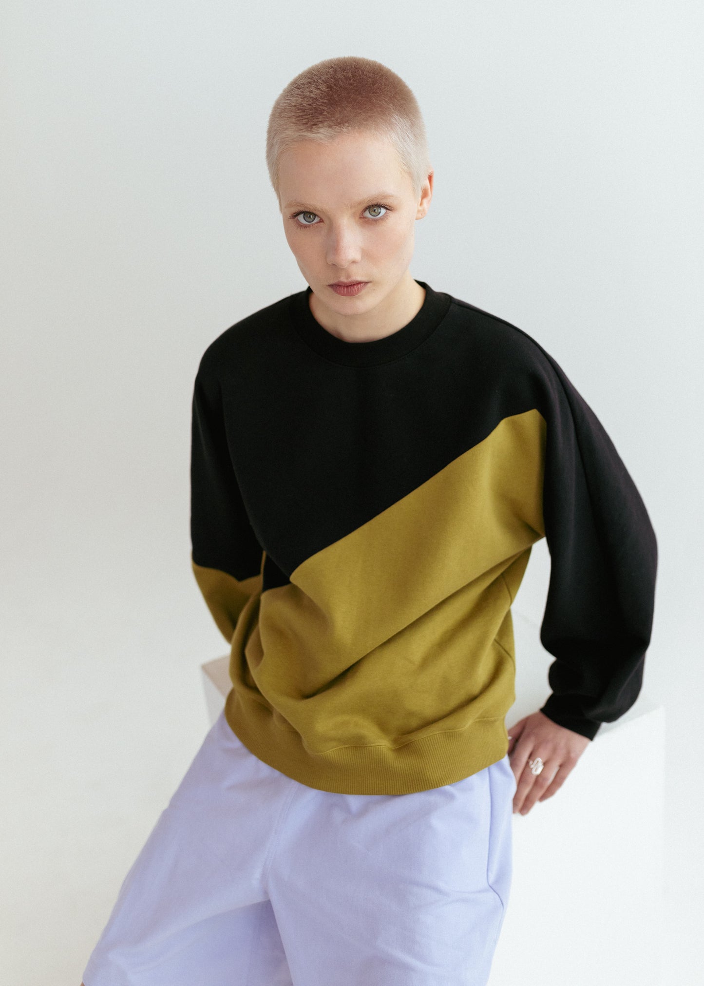 Gigi Sweatshirt in Black and Olive