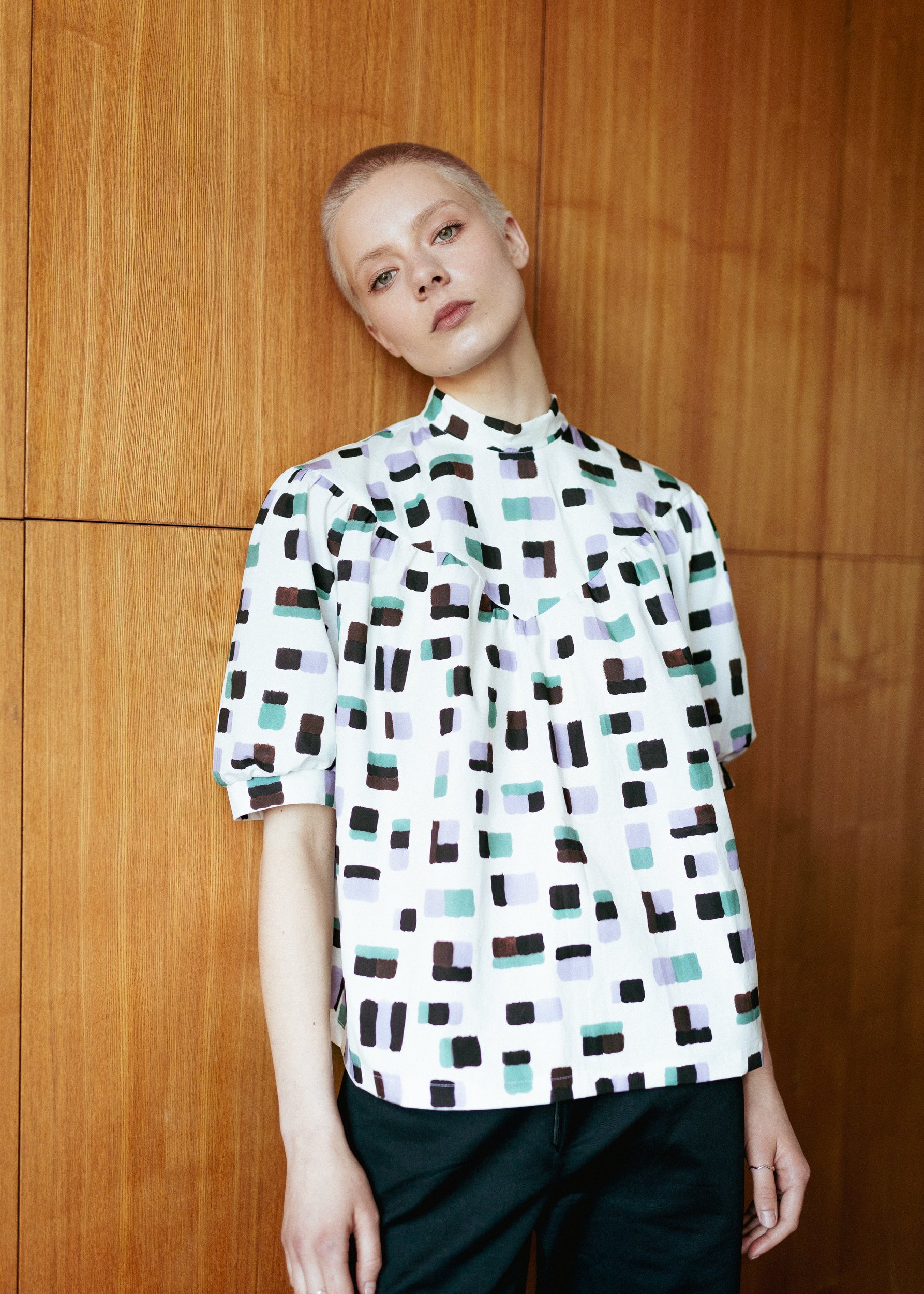 Puffy sleeve shirt in print with high collar and black organic cotton workwear trousers