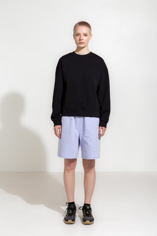 Oversized sweatshirt in black organic cotton and workwear shorts in lilac twill
