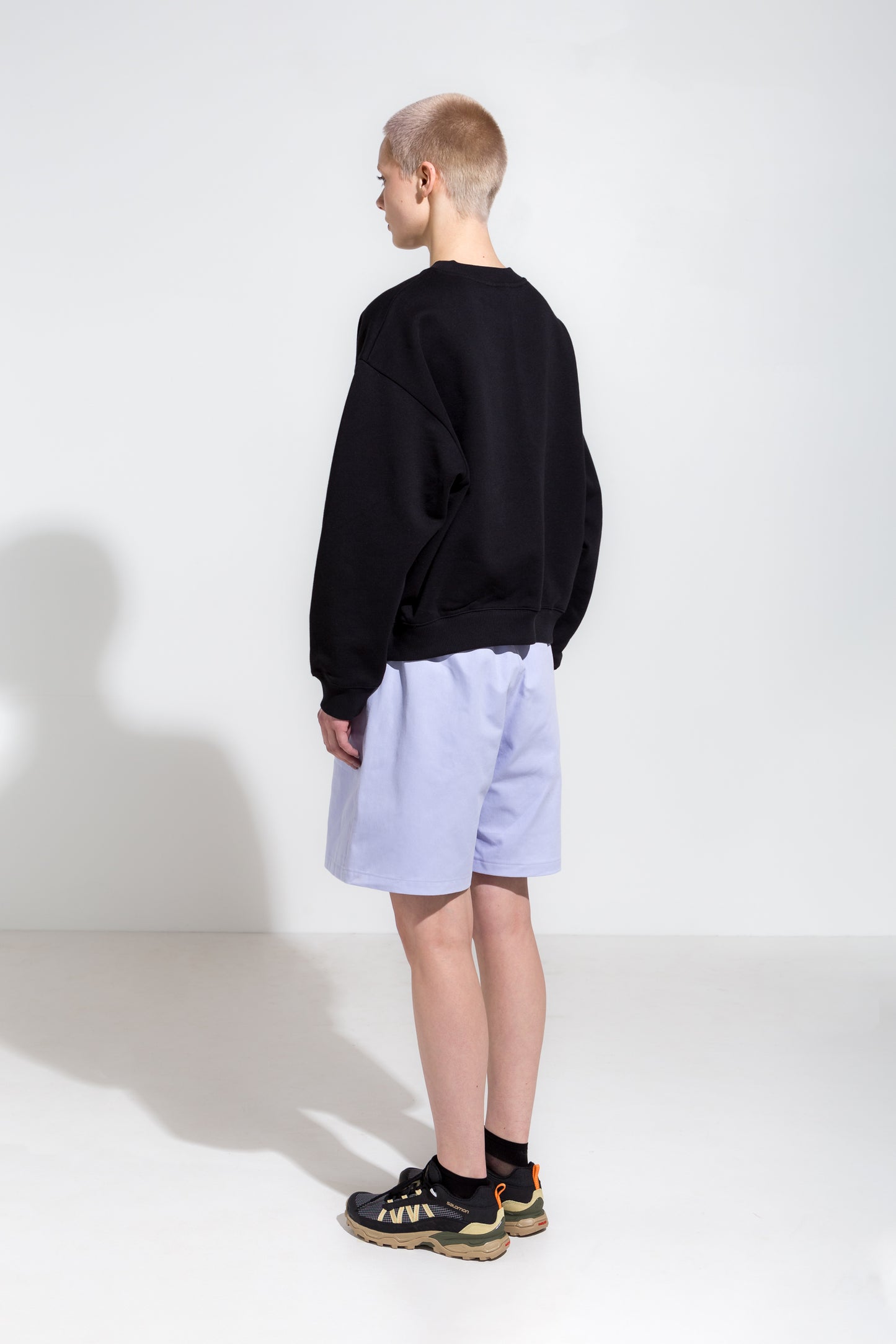 Oversized sweatshirt in black organic cotton and workwear shorts in lilac twill