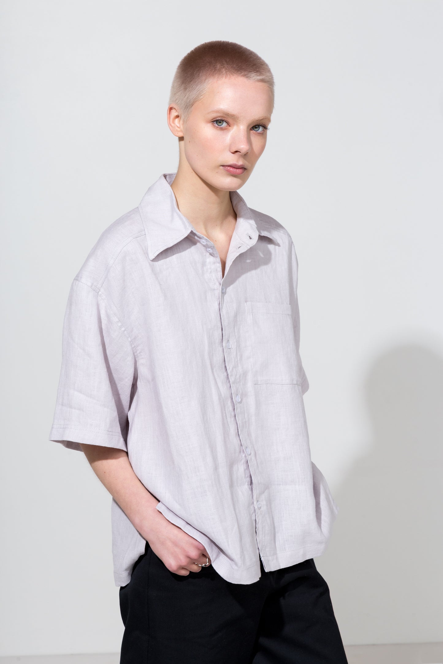 Relaxed short sleeve shirt in beige linen and black workwear trousers