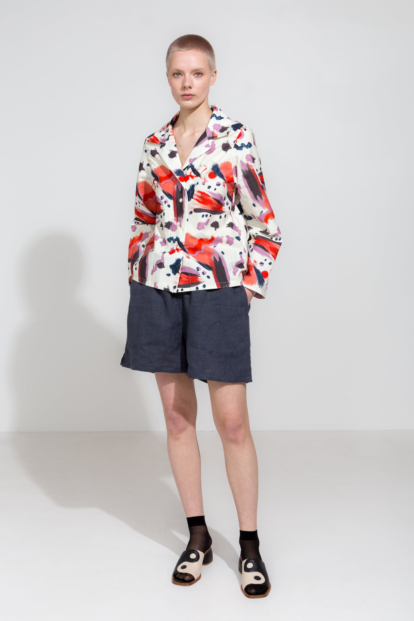 Relaxed fit linen shorts in dark grey and shirt in print