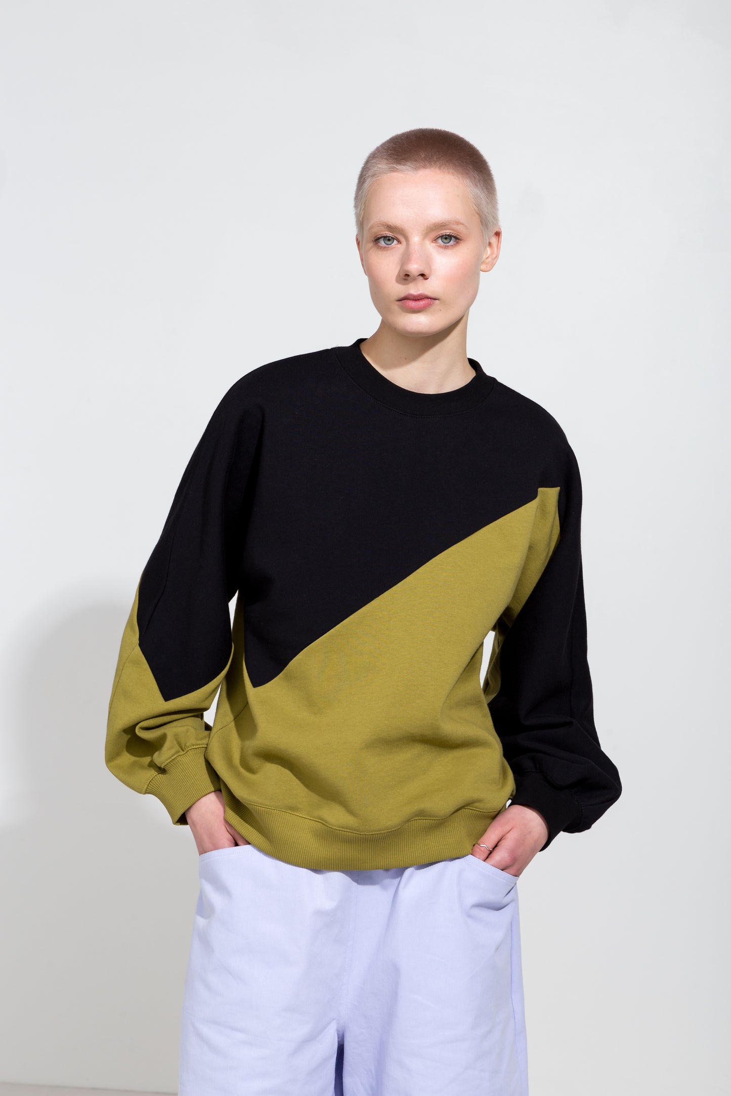 Gigi Sweatshirt in Black and Olive