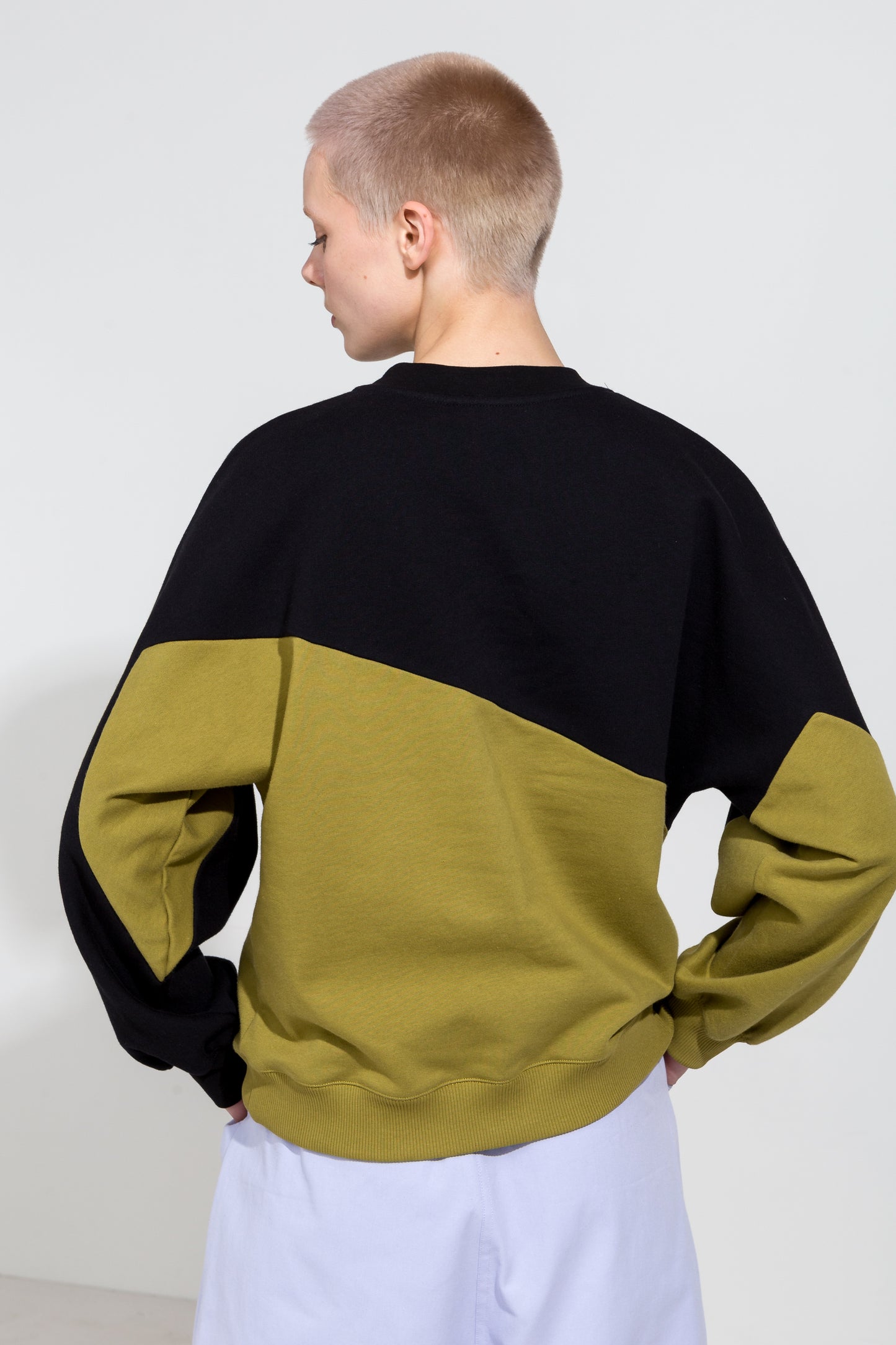 Gigi Sweatshirt in Black and Olive