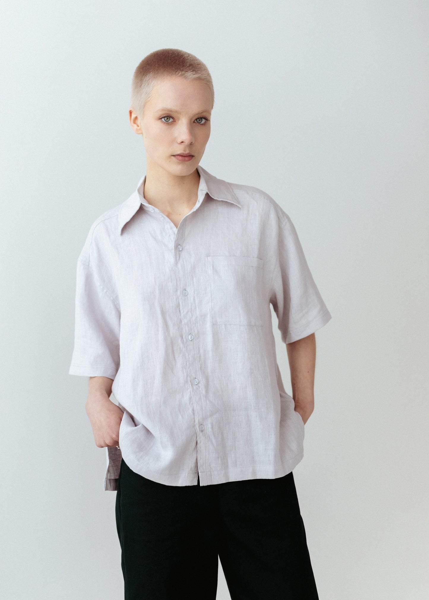 Relaxed short sleeve shirt in beige linen and black workwear trousers in organic cotton