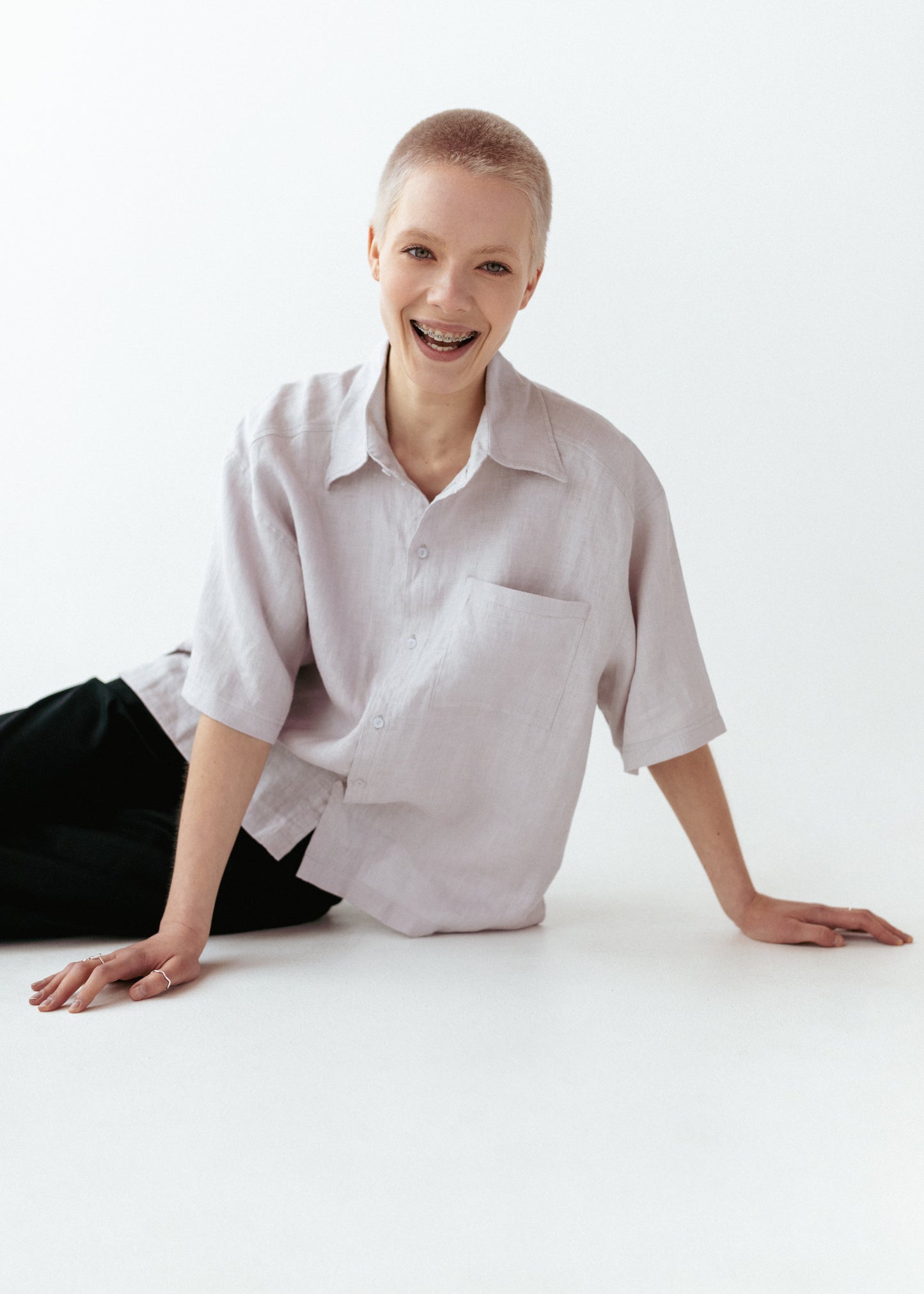 Relaxed short sleeve shirt in sand color linen and black workwear pants in organic cotton