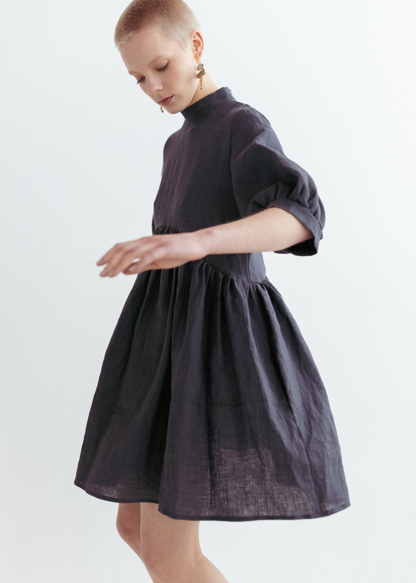 Asphalt grey linen dress with puff sleeves and asymmetrical waistline