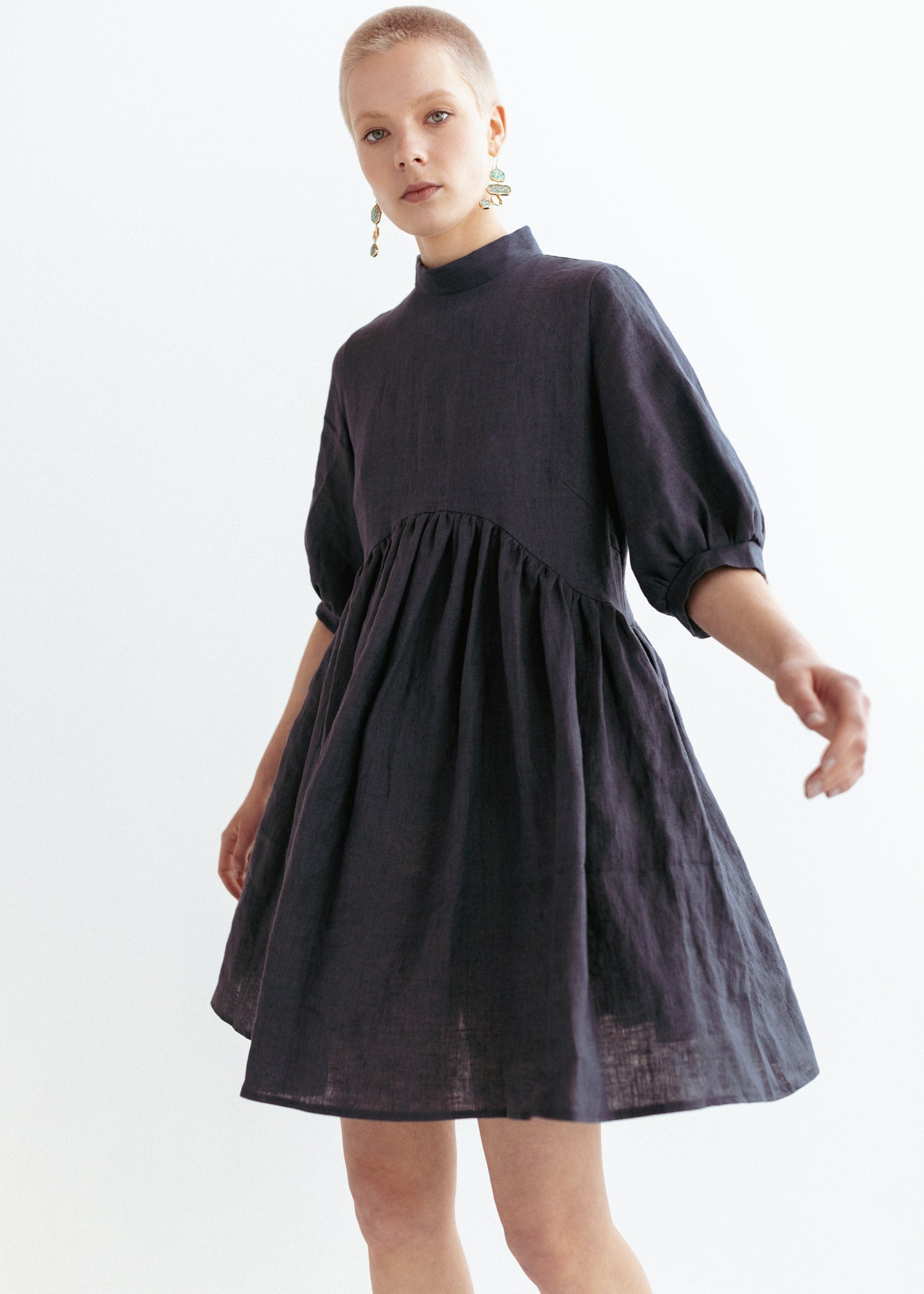 Asphalt grey linen dress with puff sleeves and asymmetrical waistline