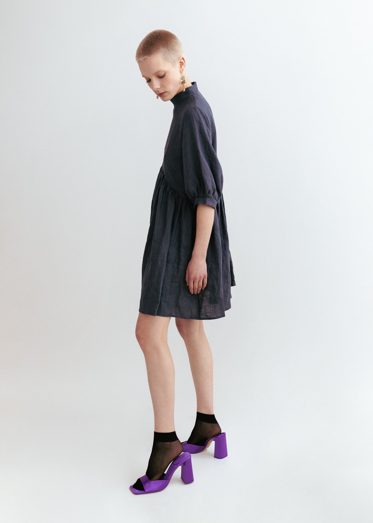 Asphalt grey linen dress with puff sleeves and asymmetrical waistline