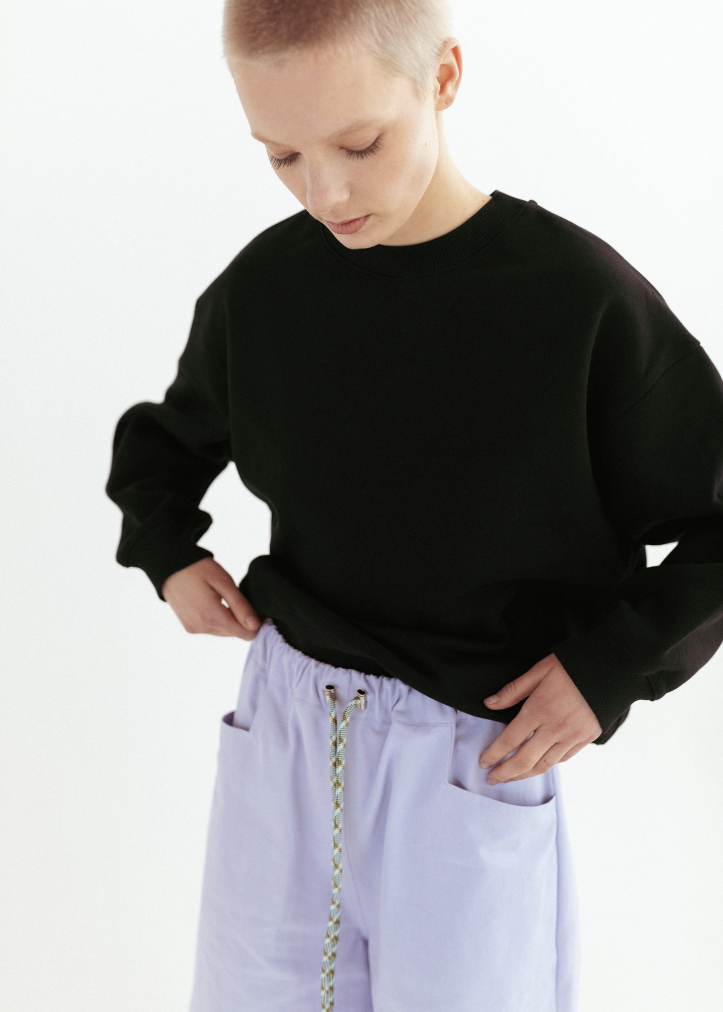 Oversized sweatshirt in black organic cotton and workwear shorts in lilac twill