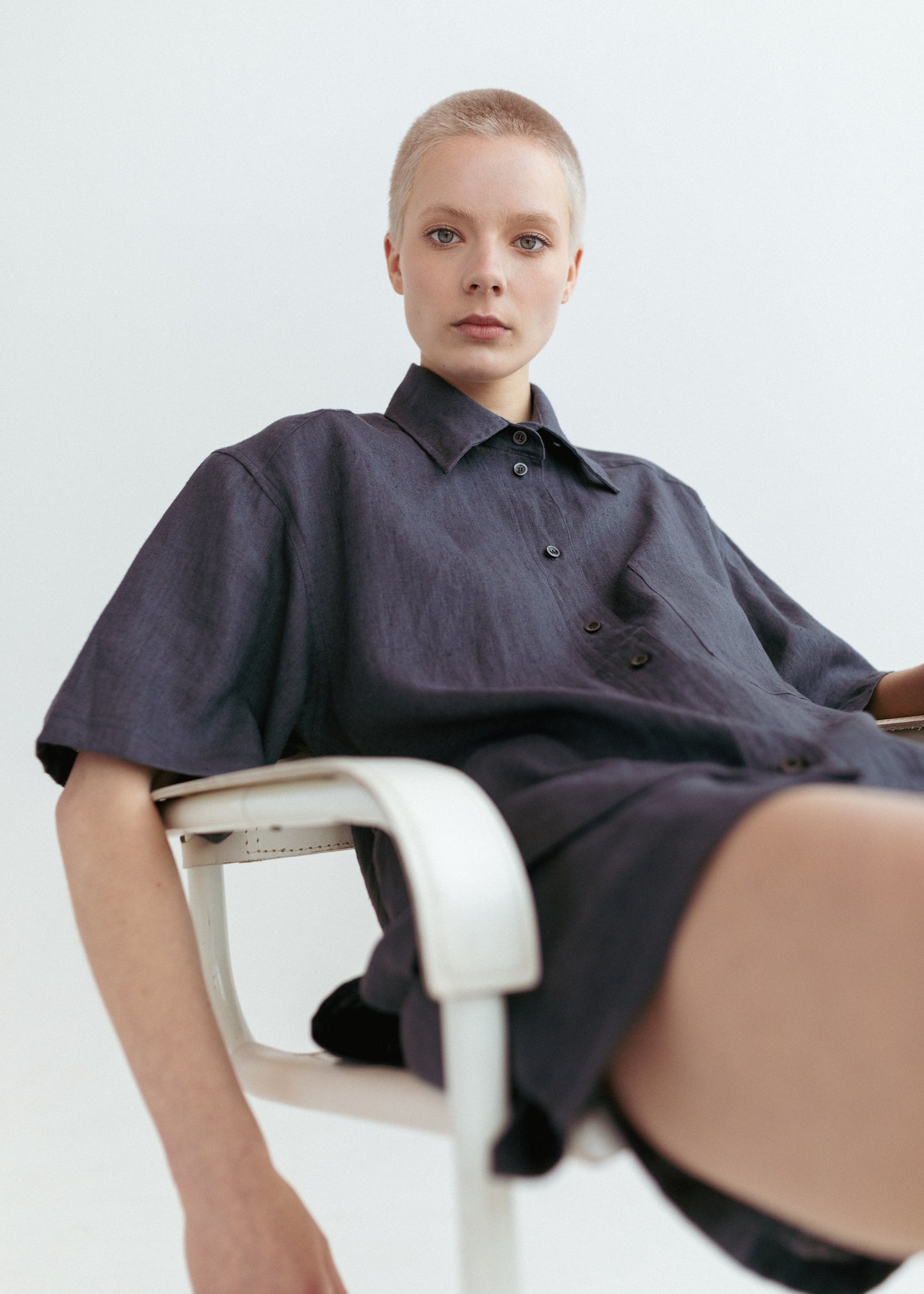 Relaxed fit short sleeve shirt in asphalt grey linen