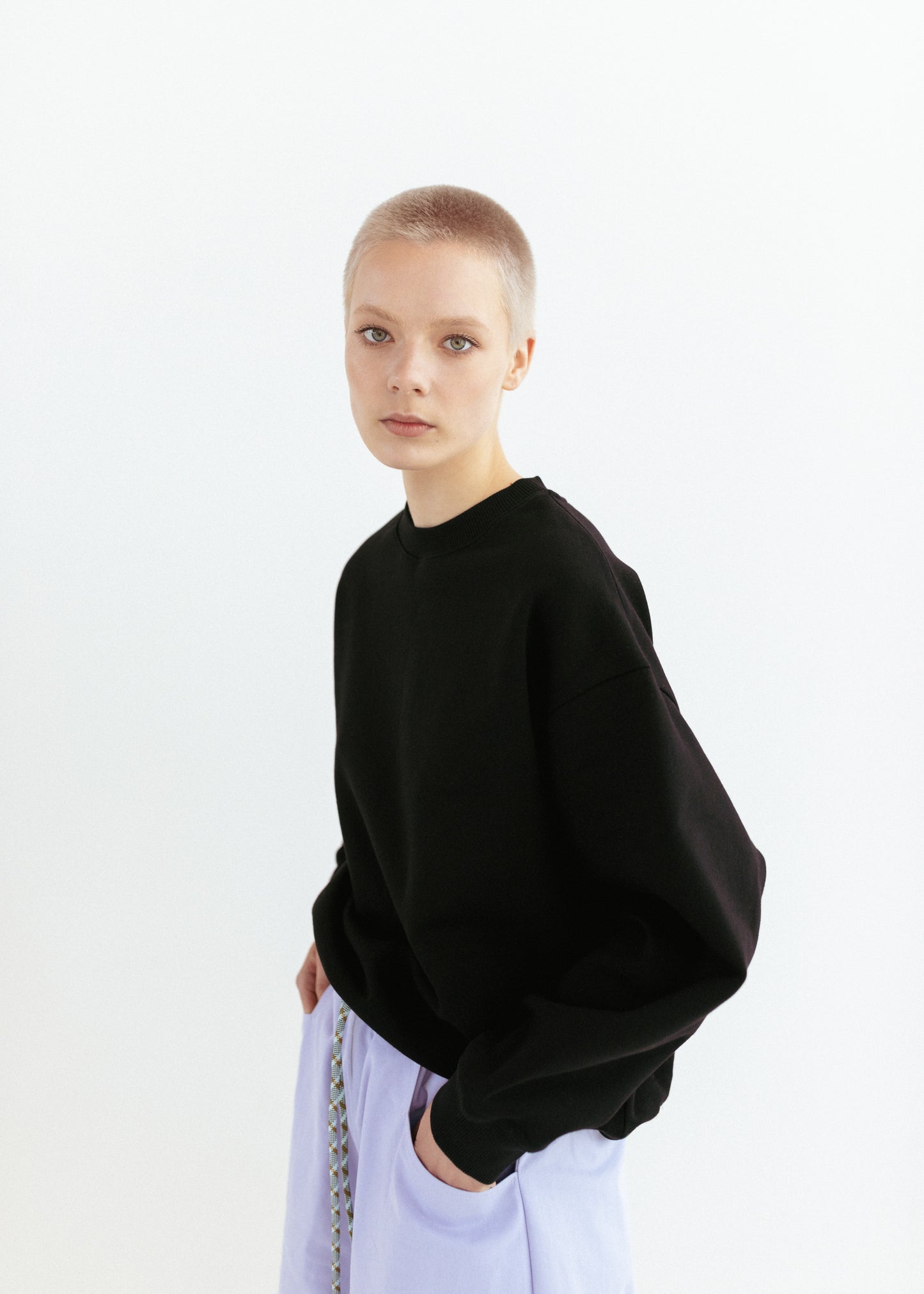 Oversized sweatshirt in black organic cotton and workwear shorts in lilac twill