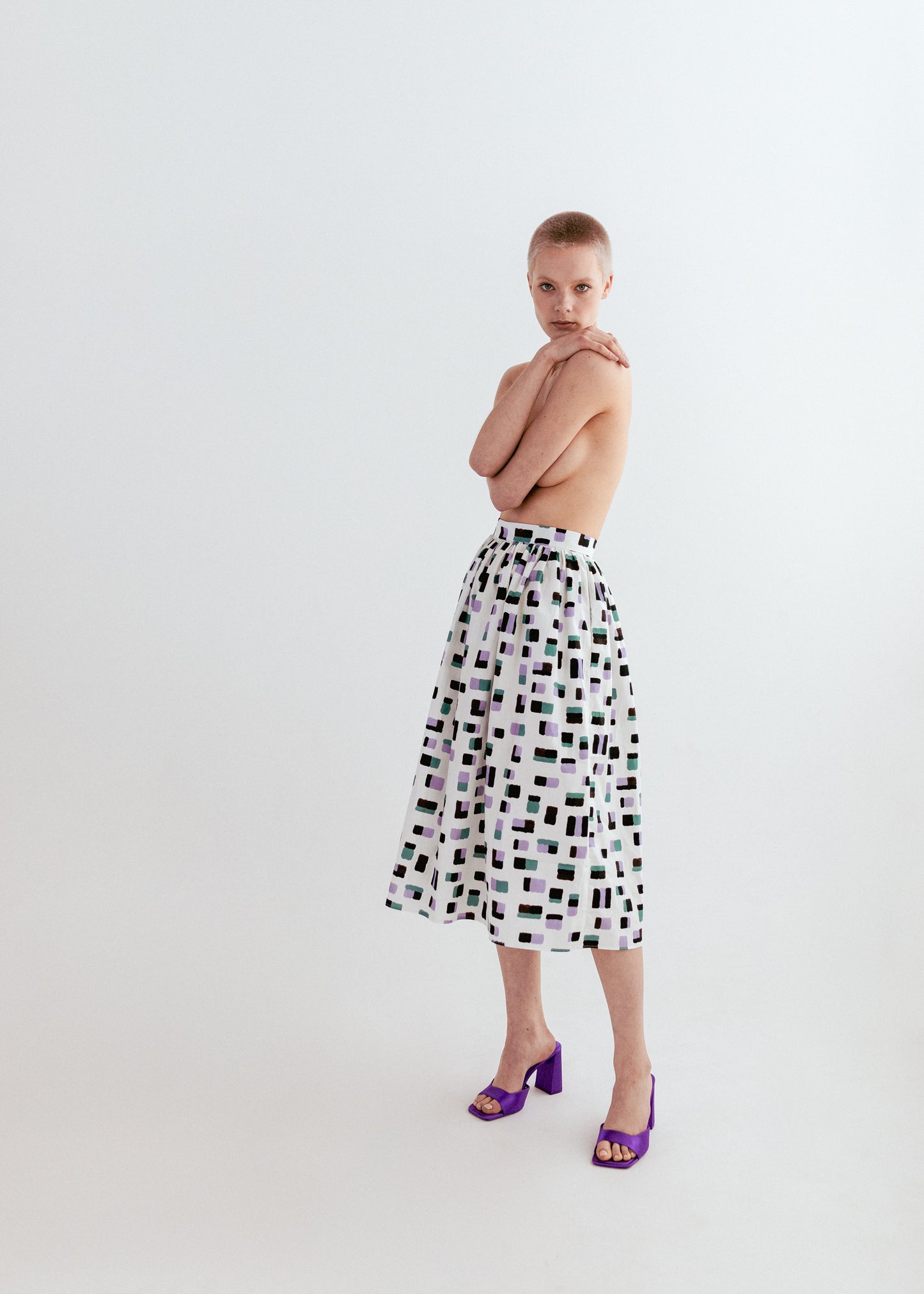 Voluminous below the knee skirt in print