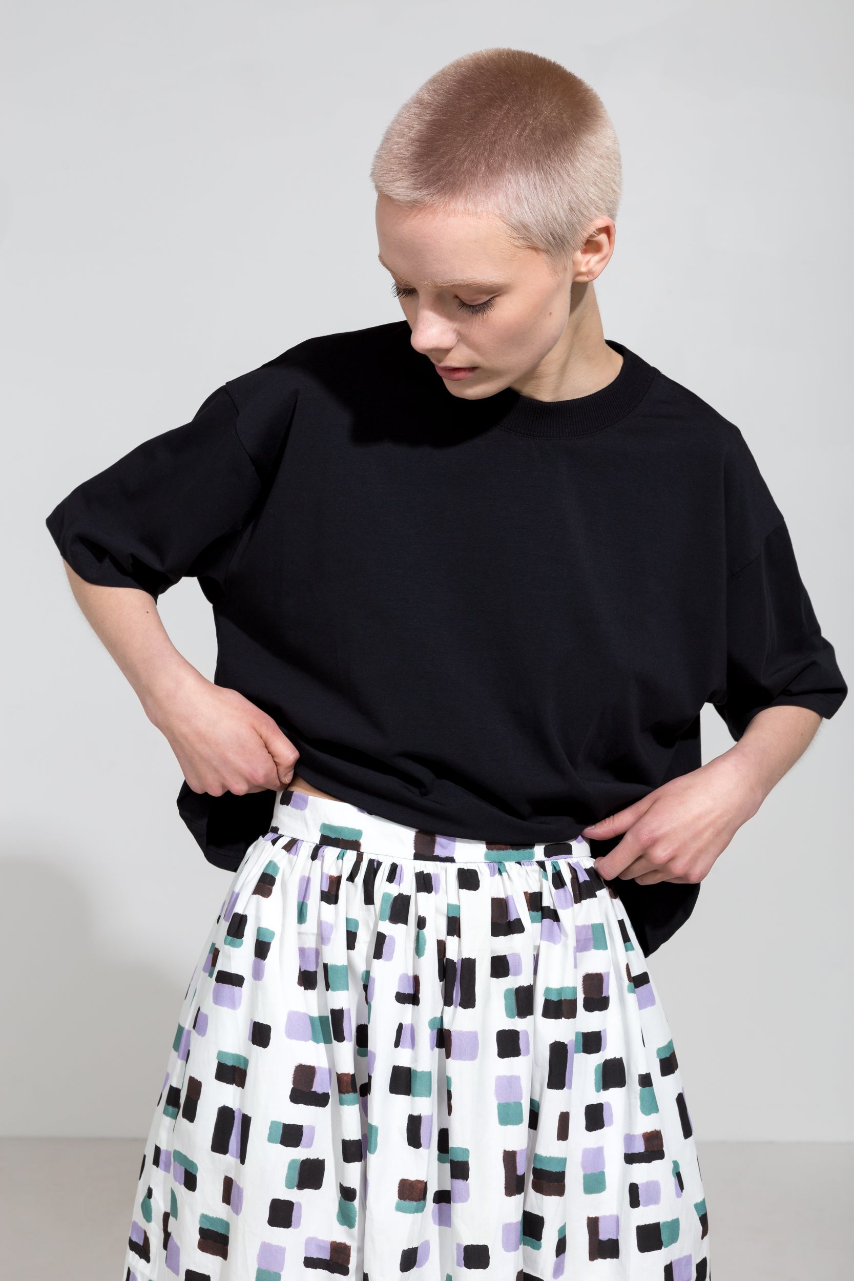 Voluminous below the knee length skirt in print and organic cotton black oversize t-shirt