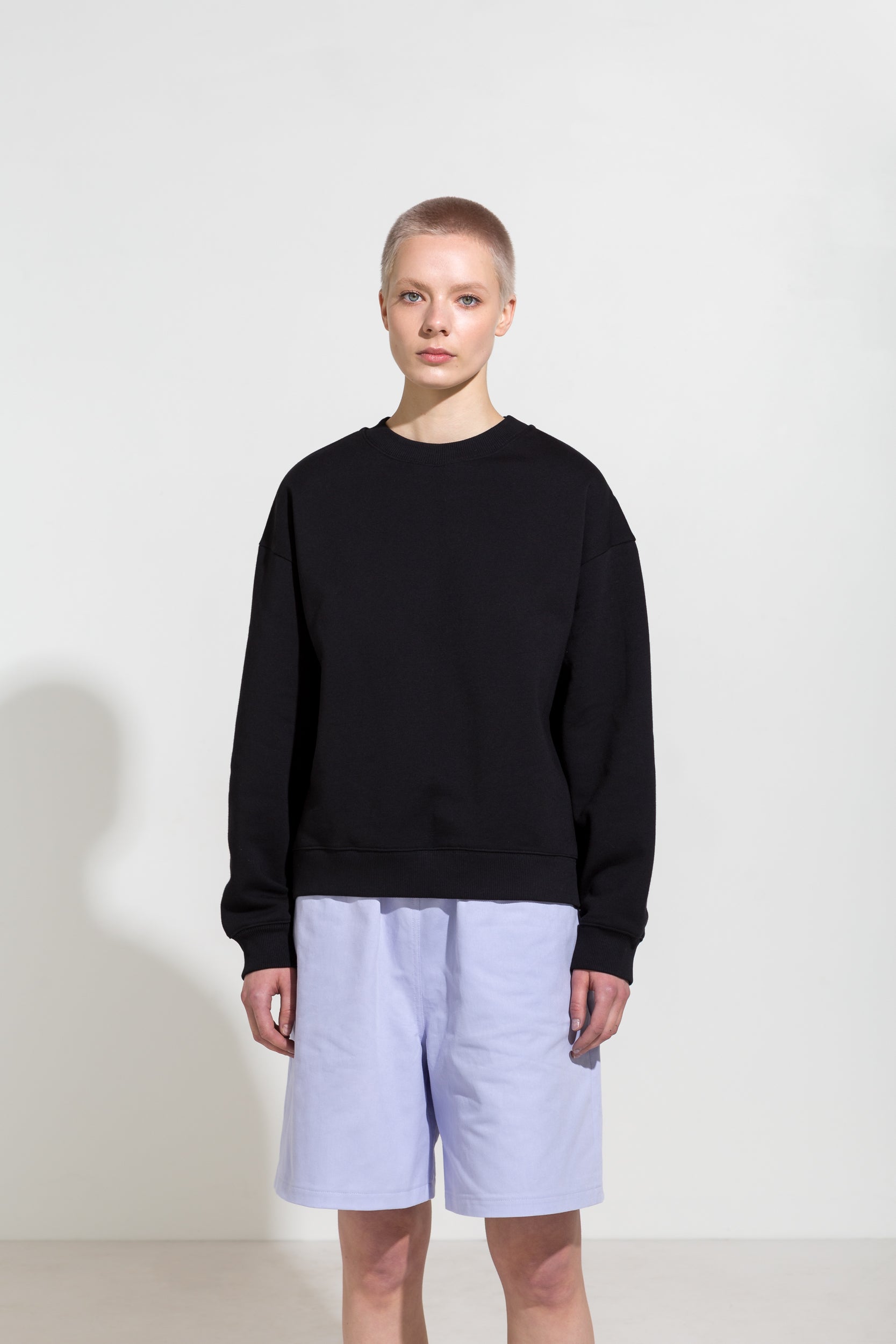 Oversized sweatshirt in black organic cotton and workwear shorts in lilac twill