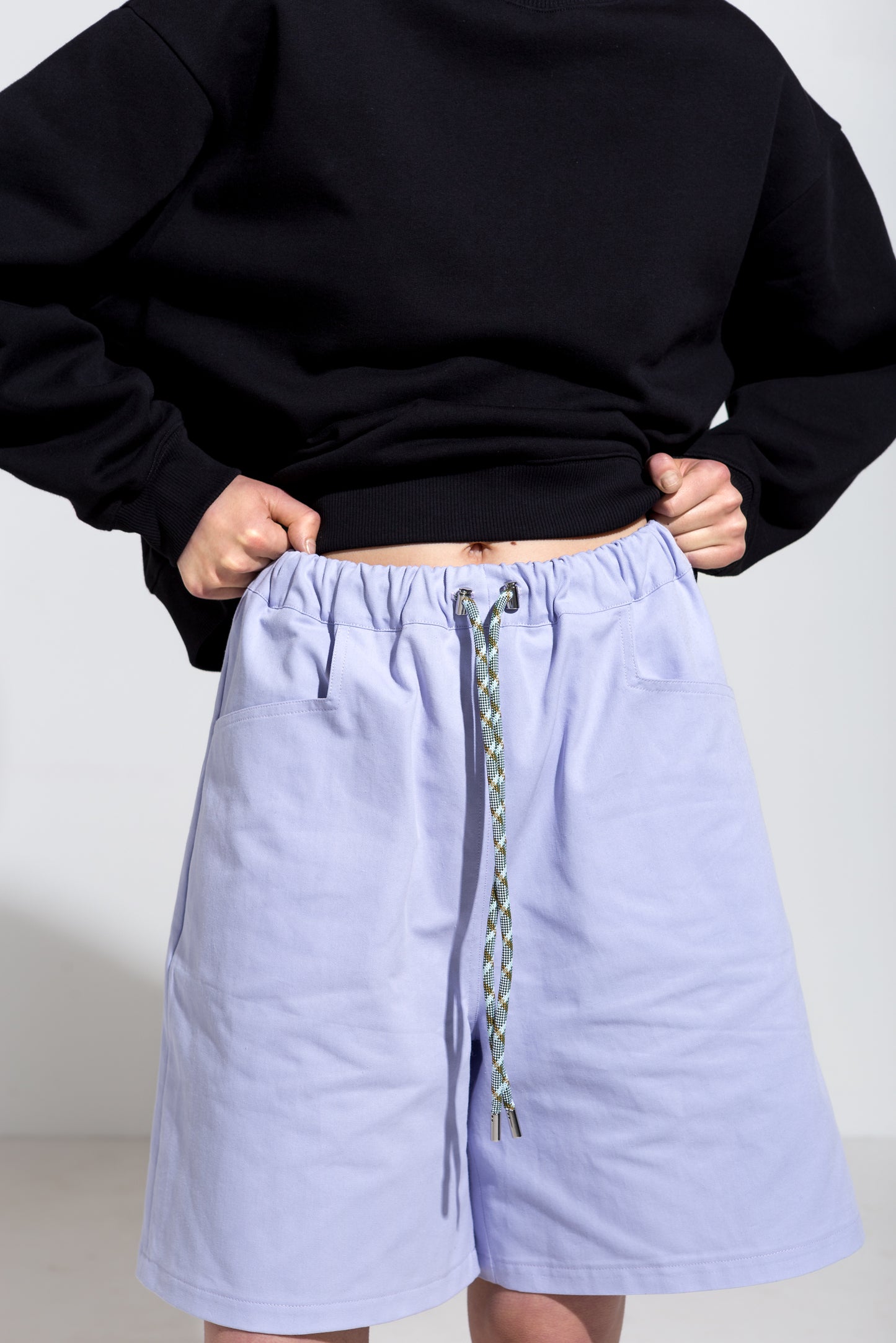 Relaxed fit twill shorts and black organic sweatshirt