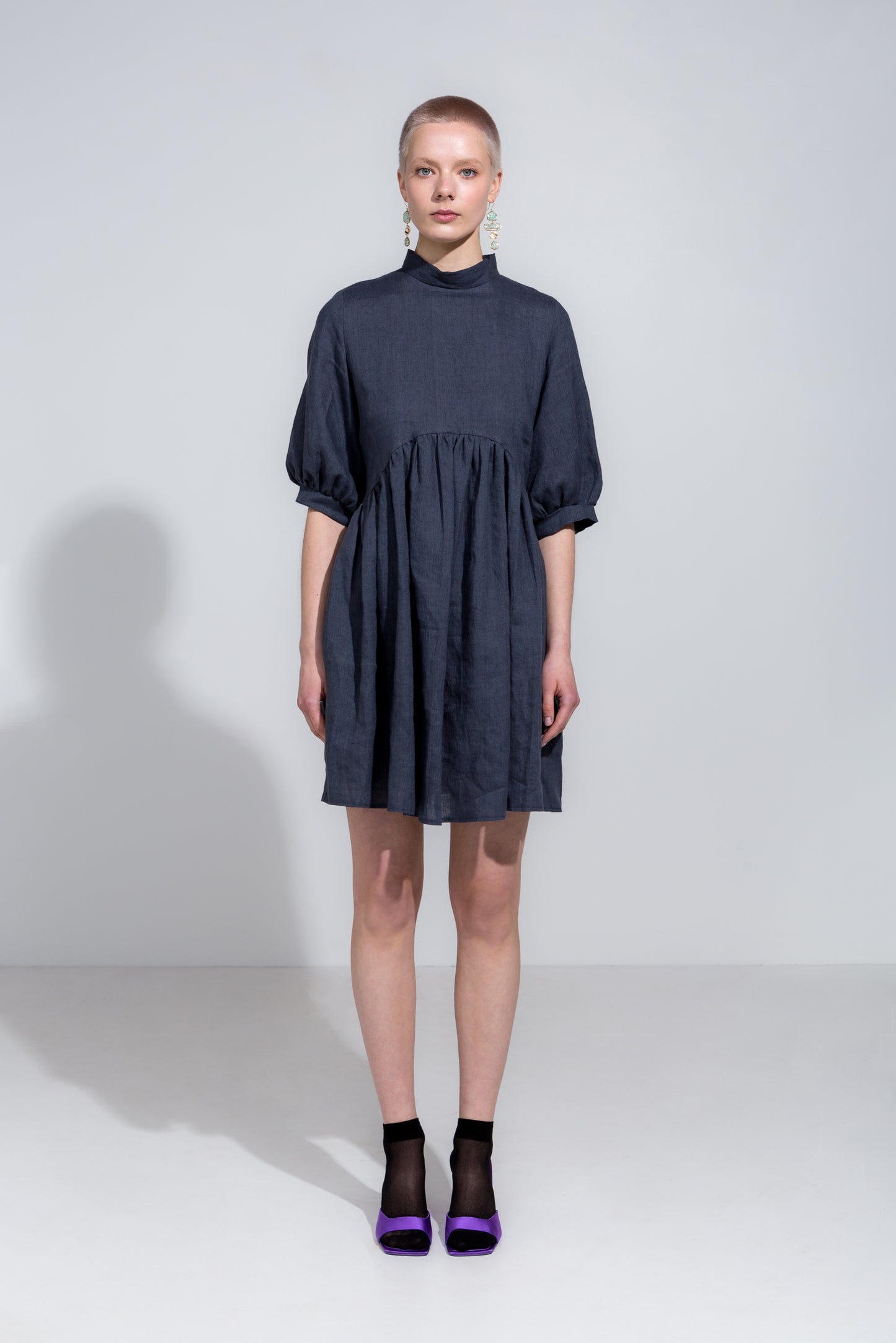 Asphalt grey linen dress with puff sleeves and asymmetrical waistline