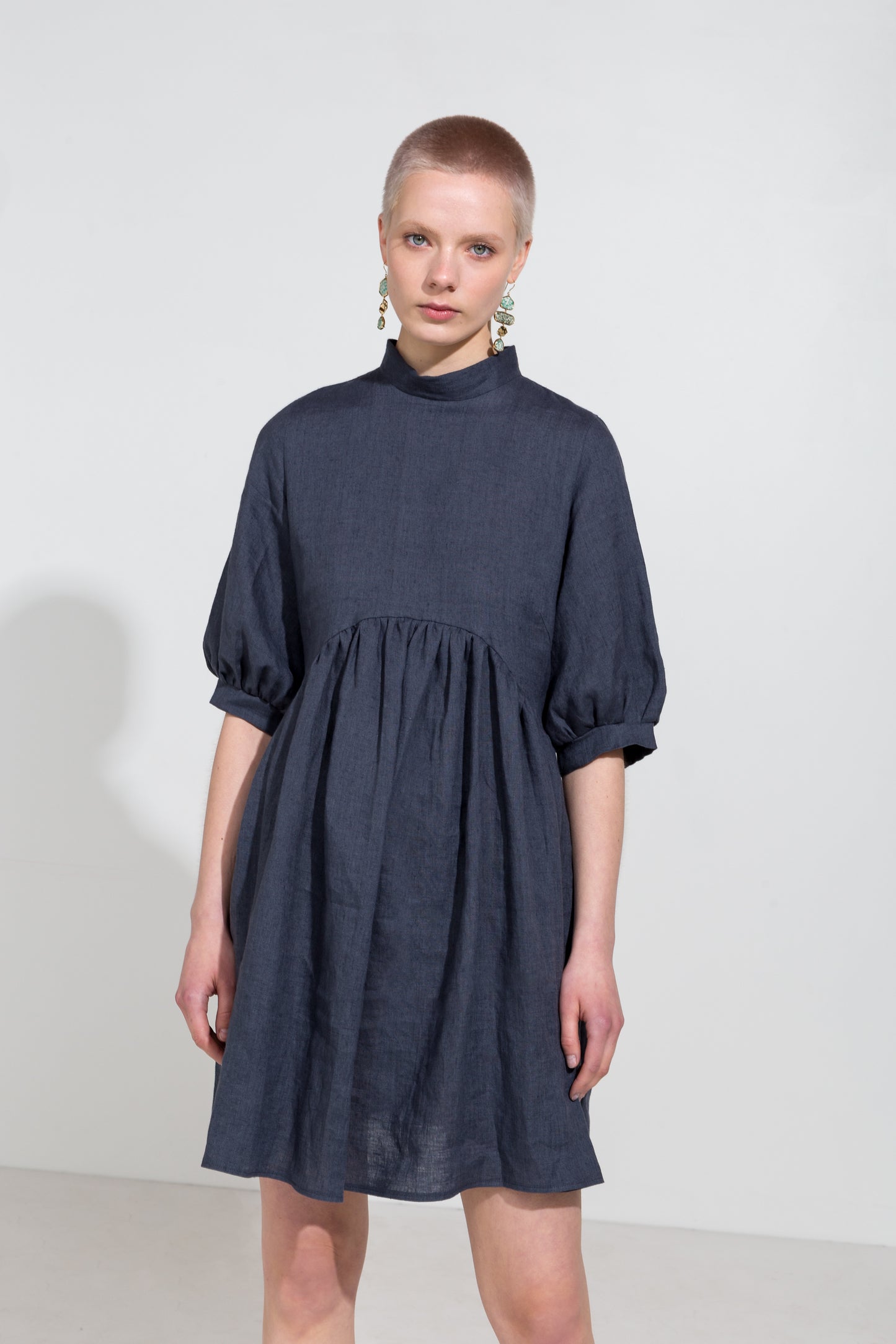 Asphalt grey linen dress with puff sleeves and asymmetrical waistline