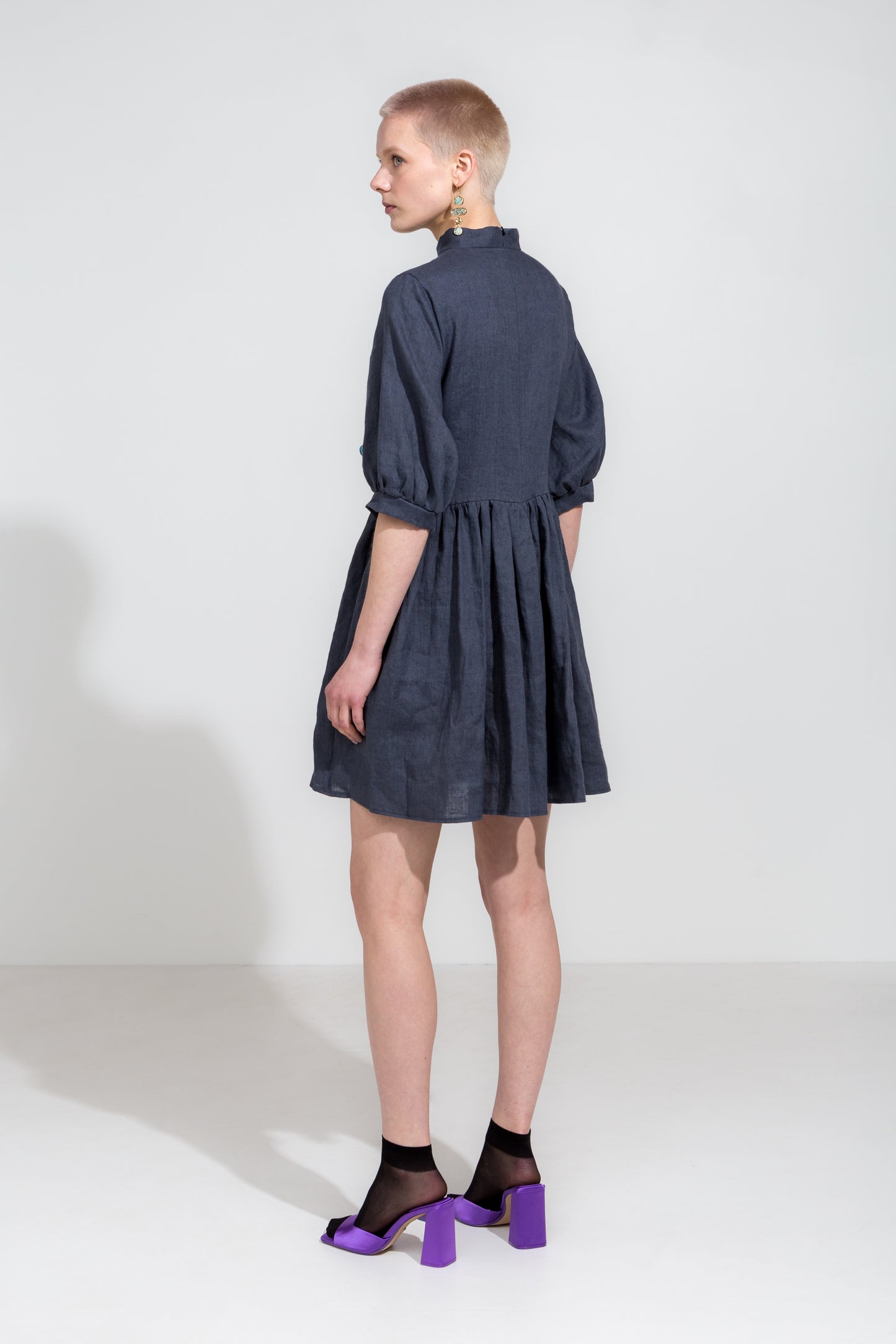 Asphalt grey linen dress with puff sleeves and asymmetrical waistline