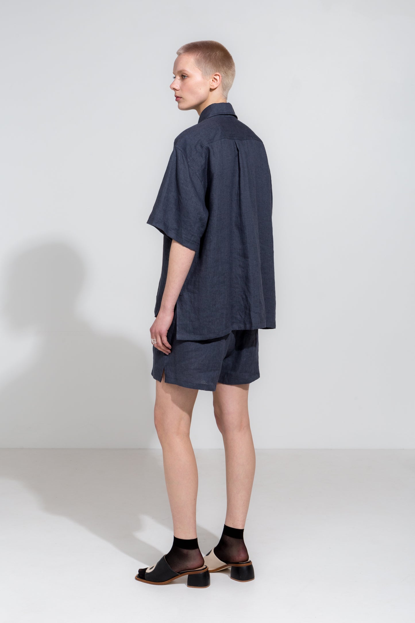 Relaxed linen shorts and short sleeve shirt in asphalt grey