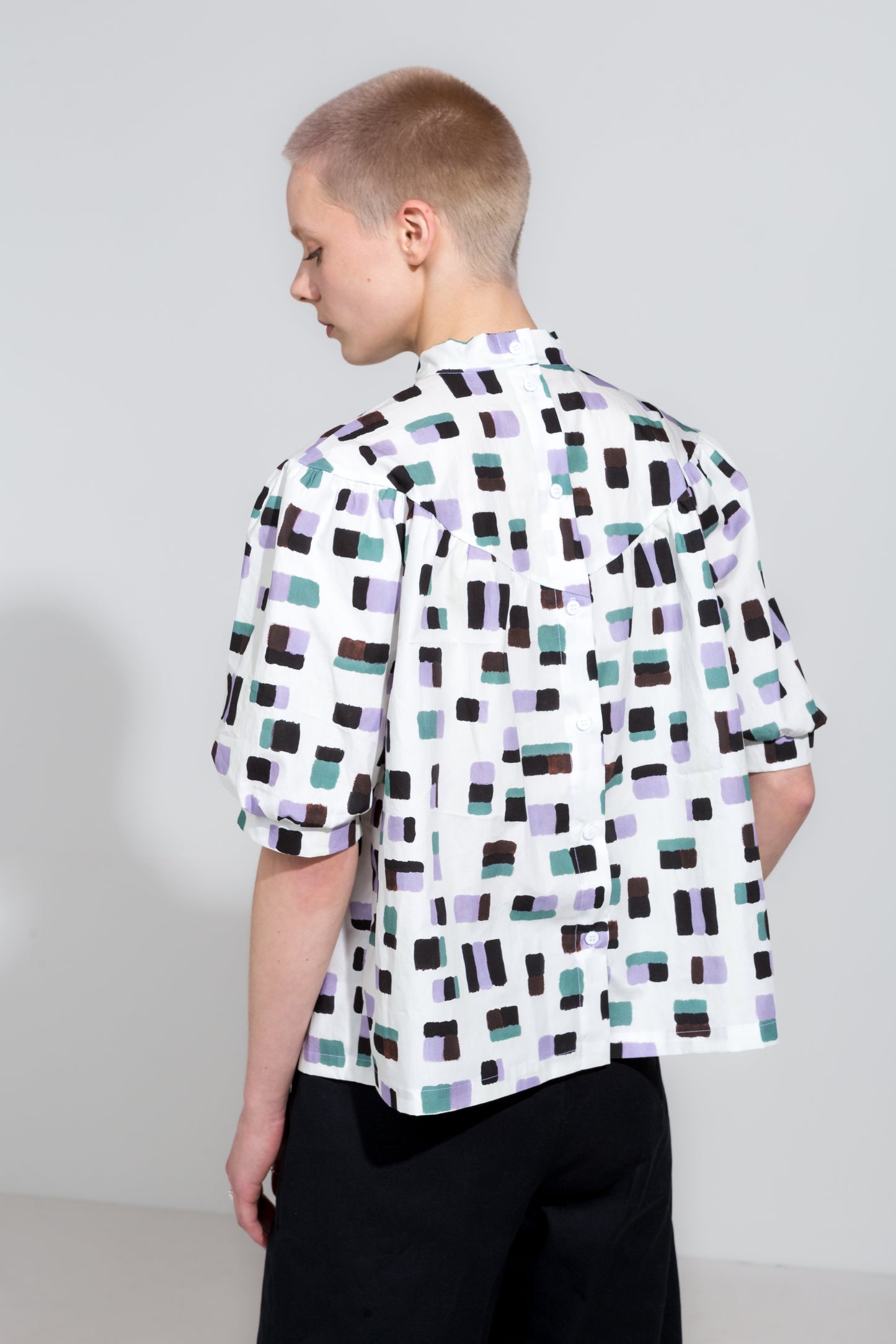 Puff sleeve shirt in print with high collar, short sleeve